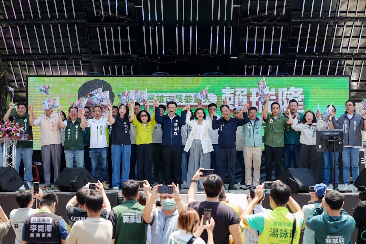 拚市長戰開打！賴瑞隆小港造勢數千人相挺　宣示四大政見