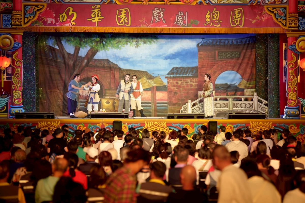 座無虛席！康裕成率團賀母親節　天團明華園《鴨母王》吸引市民擠爆文化中心