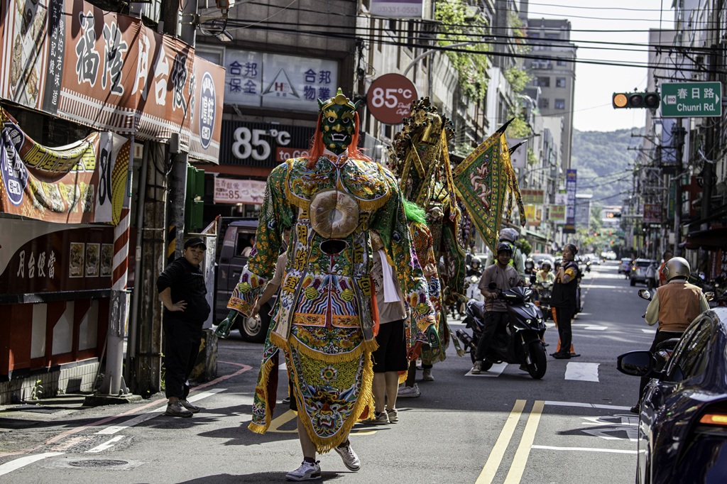 ▲2026年丙午年，桃園慈善宮持續選擇徒步遶境。七轎17神尊，以一步一印的速度，走出對土地的尊重。