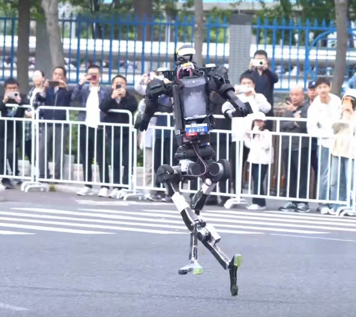 機器人半馬狂飆　跑出速度與未來／羅登廉