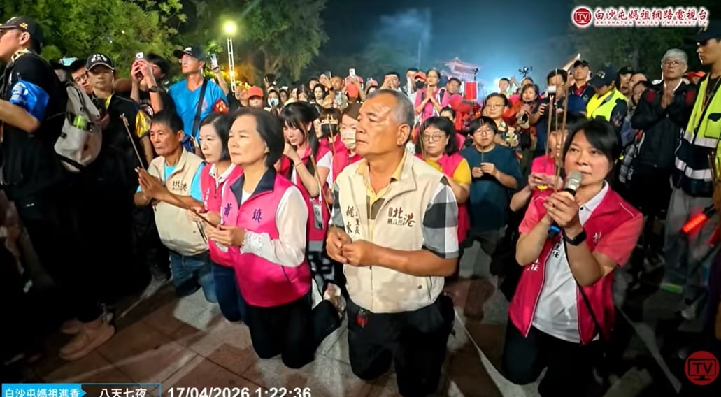 白沙屯媽祖停駕北港鎮公所　北港鎮長率眾跪拜祈福