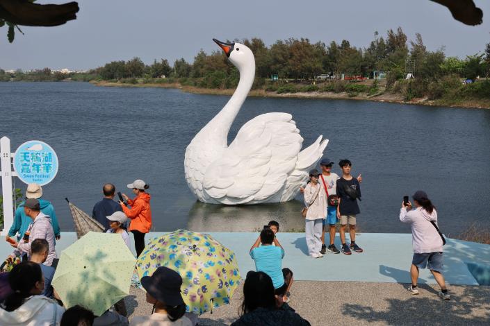巨型天鵝裝置藝術引爆雲林觀光　成功帶動地方農特產