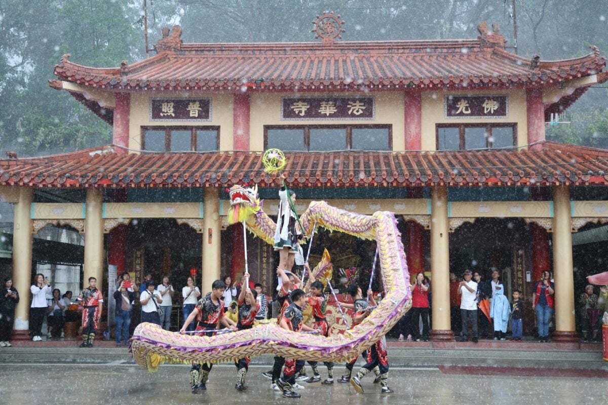 「金龍賜福藝術文化節」迎春雨引人潮　同享信仰藝文公益之樂