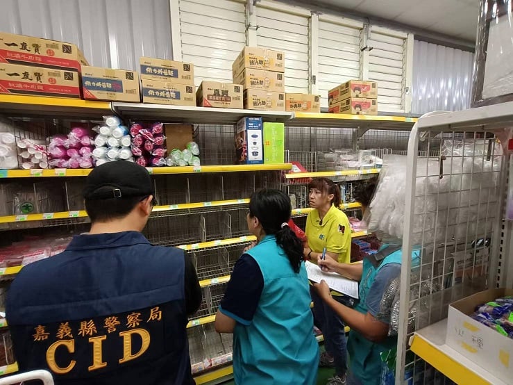 嘉義縣政府連假會同檢調前往賣場訪查塑膠袋供貨狀況