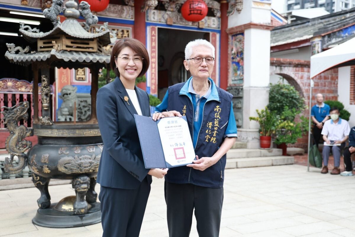 藍田書院頒發清寒優秀學生獎學金　許縣長頒發感謝狀