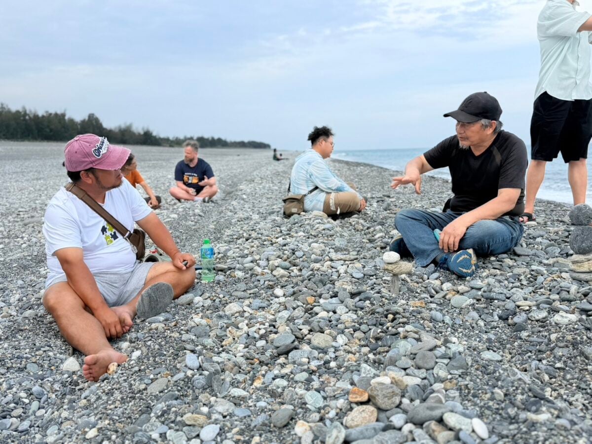 國際藝術家齊聚曼波海灘　溯源疊石創作連結在地文化為藝術季暖身蓄能