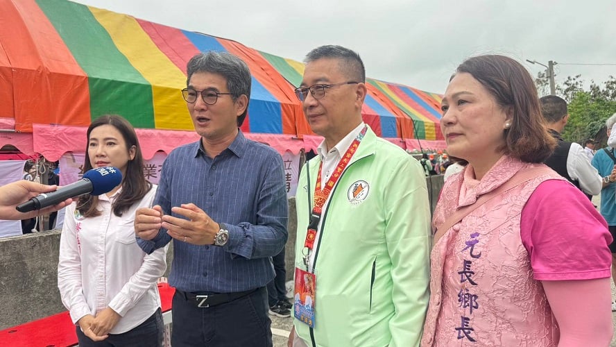 與香燈腳相揪雲林！徐國勇、劉建國與在地蕉農設應援站　贈香蕉與飄帶祈平安