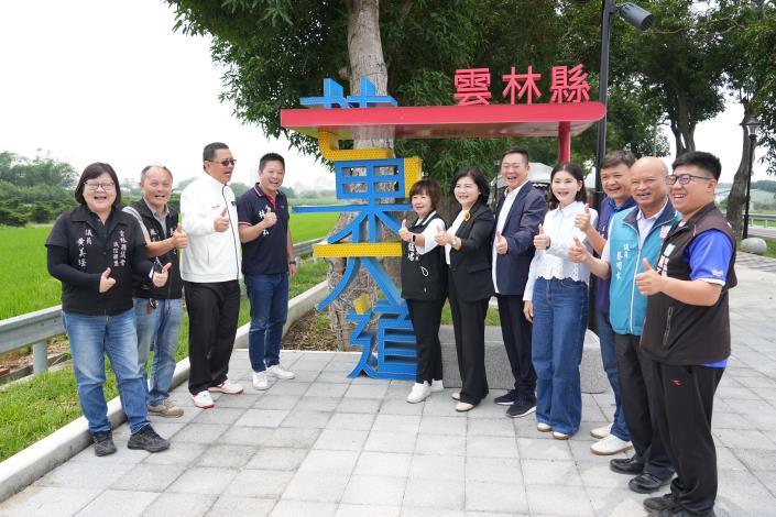 虎尾新舊城區串聯再升級　芒果大道詩文燈箱點亮台灣新詩道