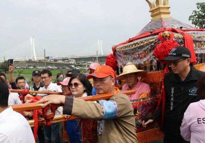 大甲媽祖鑾駕走過新崙子大橋　張麗善縣長掌轎恭送前往奉天宮
