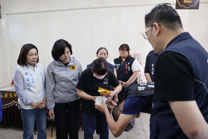 慰問斗六住宅火警罹難者家屬　張麗善感謝夜市慈愛會與社會各界善行