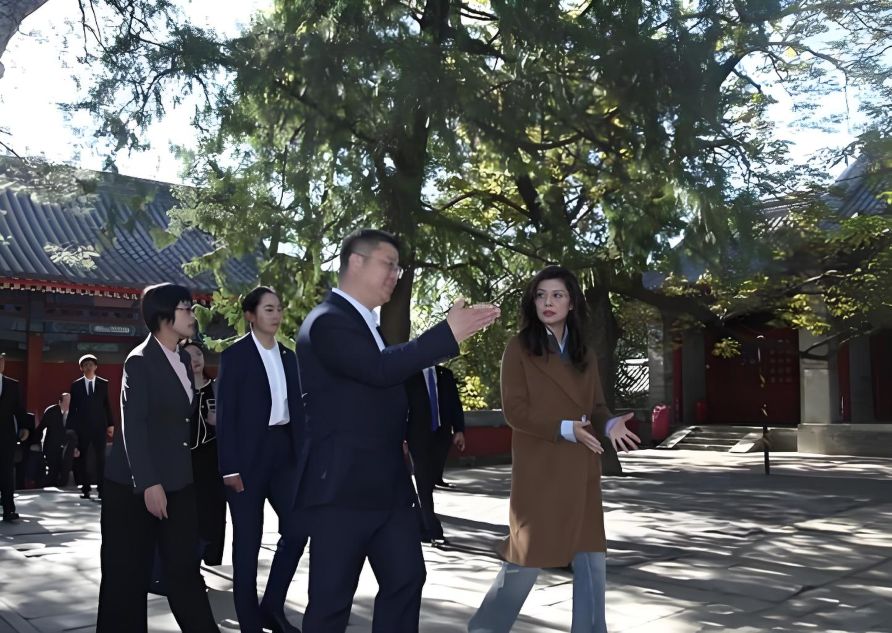 鄭麗文北京訪碧雲寺、中關村　讚賞大陸科技紮根深兩岸應聯手發展產業   