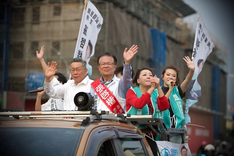 民調出線關鍵時刻北中小草南下嘉義力挺張啓楷　街頭揹燈箱宣講大衝刺