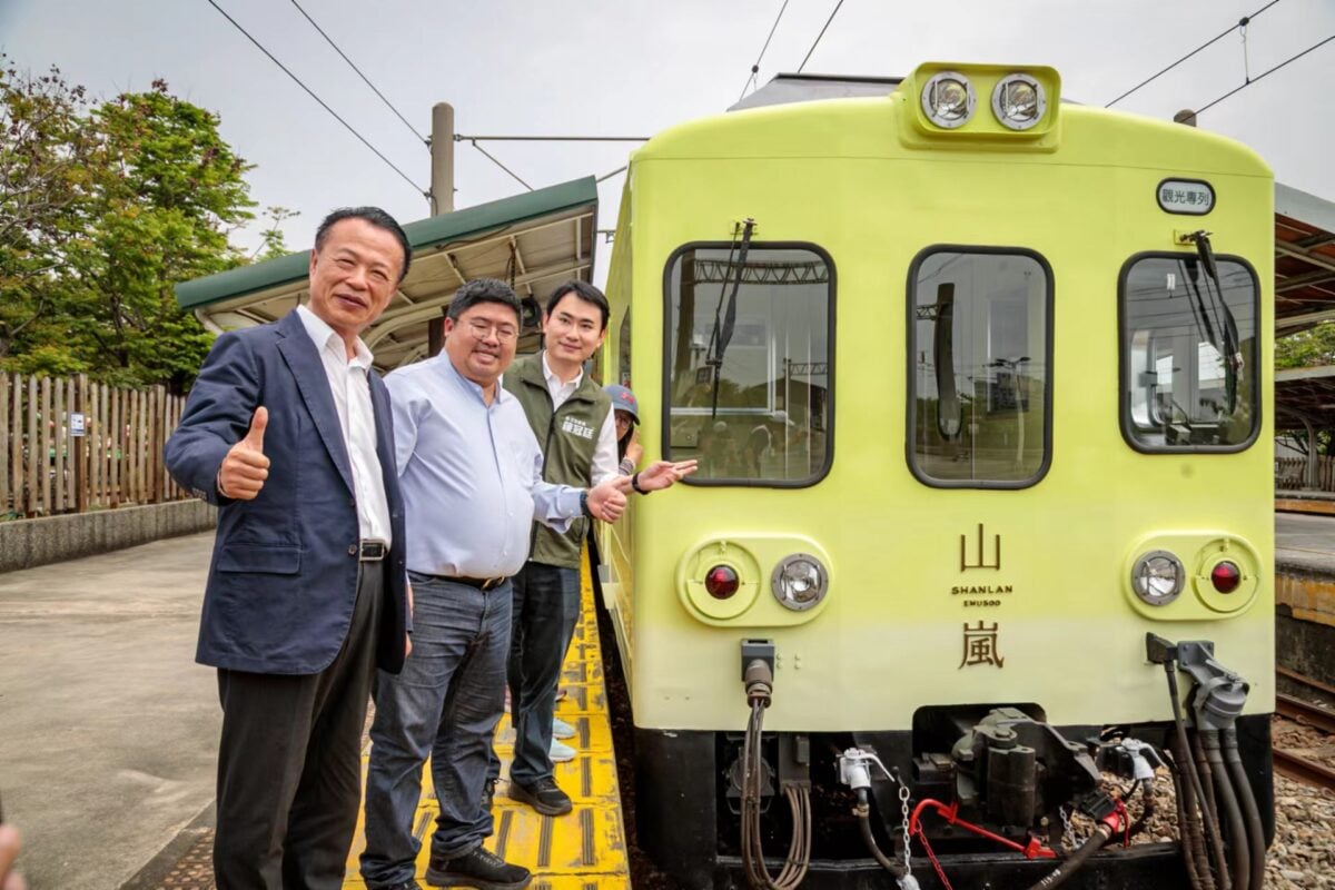 台鐵最美山系觀光列車　山嵐號首航抵「嘉」翁章梁迎接首批遊客