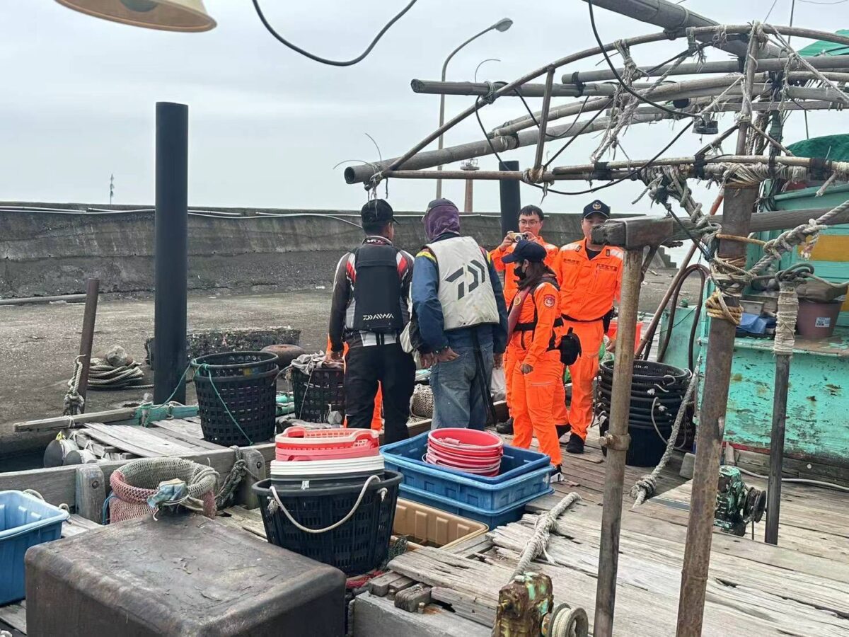 東石外海釣客船隻失去動力險擱淺　海巡火速救援成功脫困