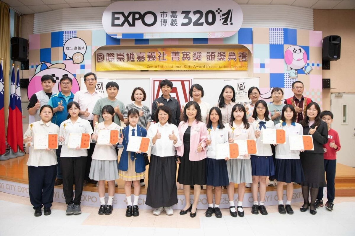 黃敏惠出席國際崇她嘉義社菁英獎頒獎典禮　勉勵學子勇敢逐夢回饋社會