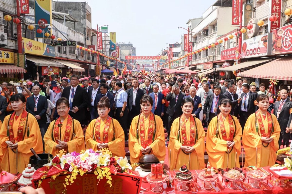 大甲媽駐駕新港奉天宮　祝壽大典萬人虔誠參拜場面莊嚴盛大