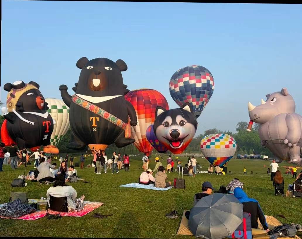 西拉雅森活節　喔熊組長、犀牛、哈士奇熱氣球首亮相夜間光雕秀光影、火焰音樂嗨翻全場
