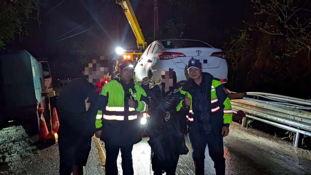 外籍觀光客深夜受困山區坍方道路　三星警暖心救援協助以色列夫婦脫困