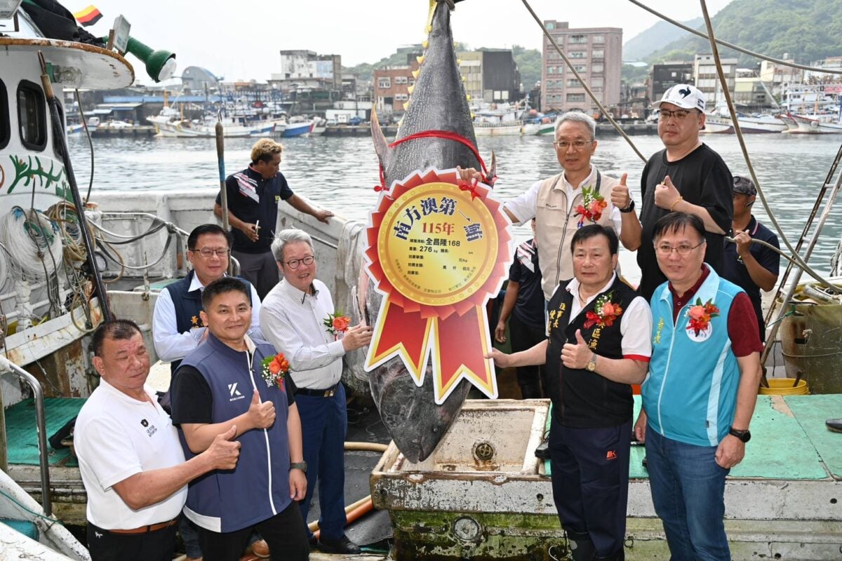 北台灣第一鮪　代理縣長林茂盛主持拍賣由三多屋近200萬元奪標