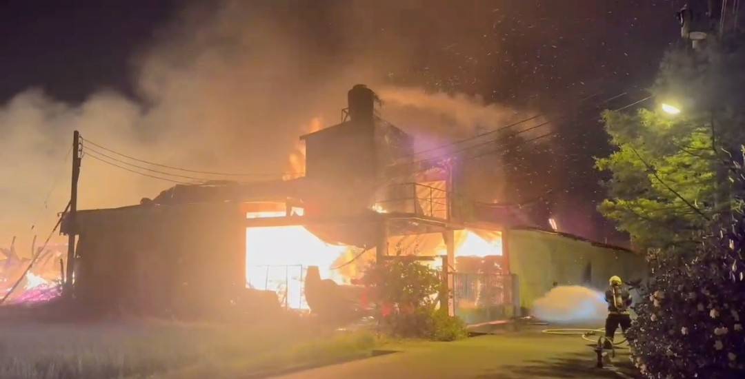 羅東復興路木材工廠火警　火勢猛烈廠房木材付之一炬