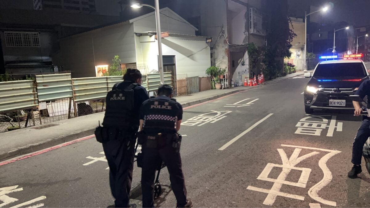 七旬婦深夜輪椅停路旁疑迷途　警察細心即刻伸援