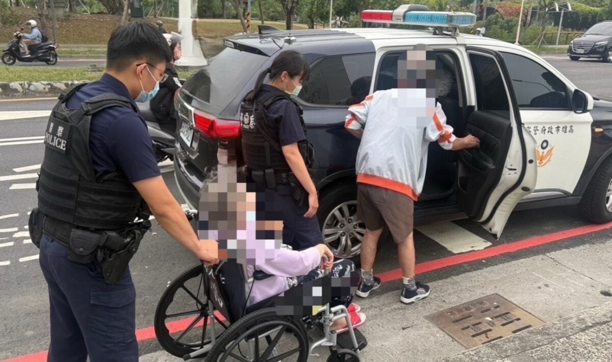 翁推輪椅妻徒步返家迷途　暖警即時助返家