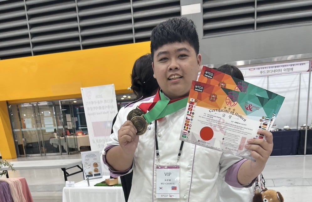 再傳捷報！烘焙實力揚名國際　樹科大吳君德勇奪韓國美食奧林匹克一金一銀