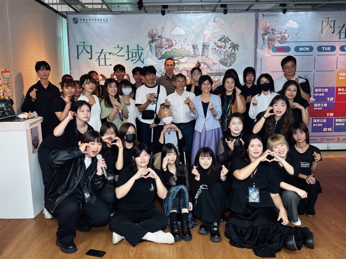 ▲樹德科技大學藝術管理與藝術經紀系舉辦「2026藝管月－內在之域」暨「讓愛延續」藝術聯展開幕活動，由師生、校方主管及策展團隊共同合影，展現學生跨域策展與藝術實踐成果。（圖／記者王苡蘋攝）