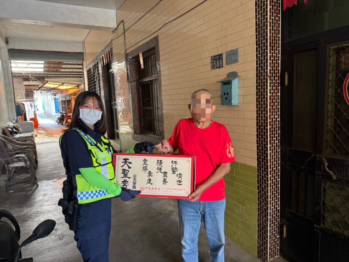 旗山警暖舉曝光　親送物資感動弱勢家庭
