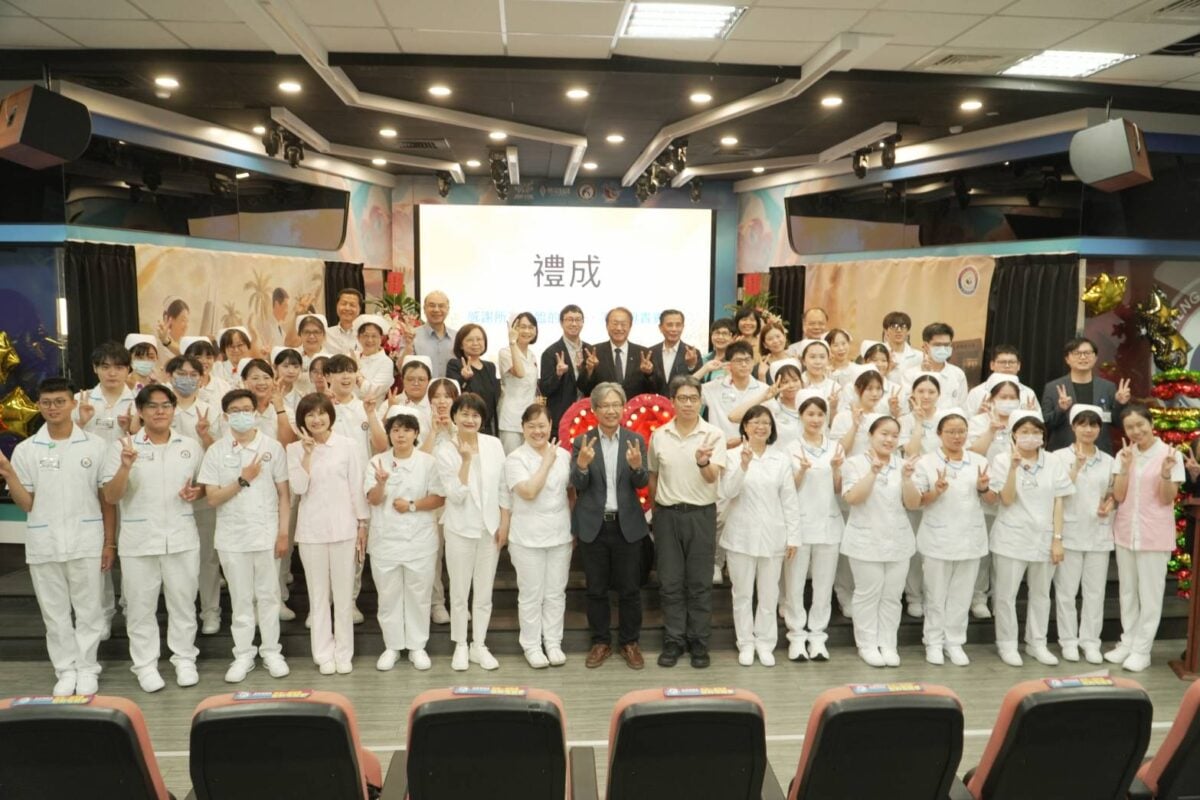 白衣天使啟程！正修護理系首屆加冠典禮　35位學生點亮護理初心