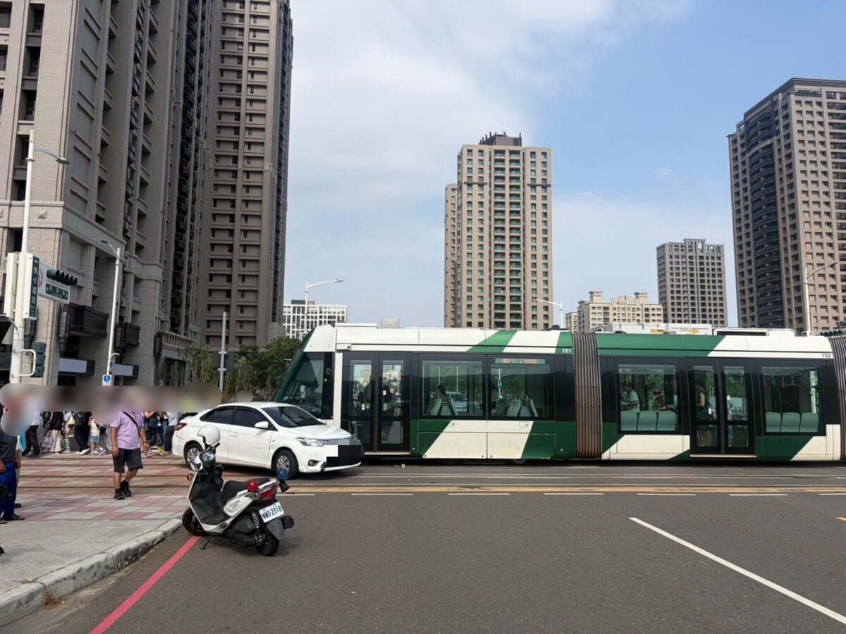 又撞！高雄輕軌再出事　民眾質疑「真的安全嗎」