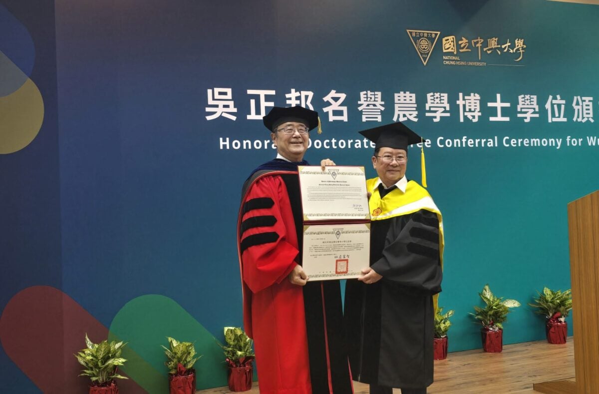 肯定推動永續農業與產學創新　中興大學頒授吳正邦名譽農學博士