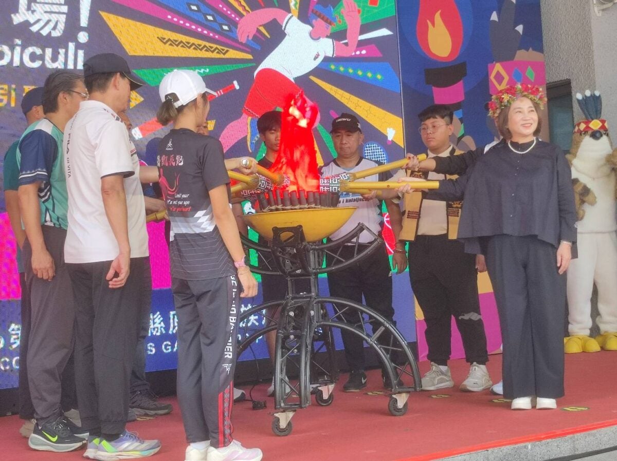 ▲第二屆屏東縣原住民族運動會將於6月登場,縣長周春米與聖火傳遞起跑選手今(29)日共同點燃聖火。
