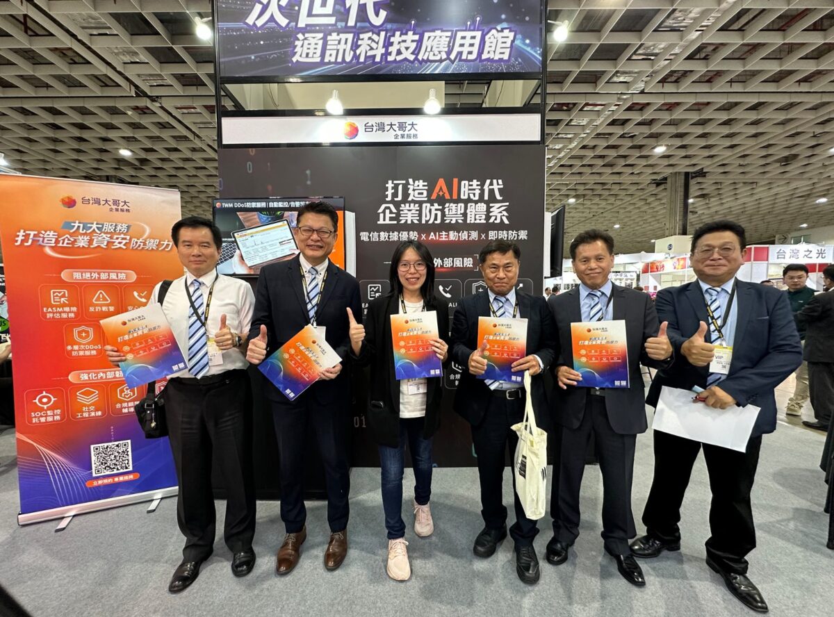 ▲電信公會總幹事吳進利（左起）、電信公會理事長謝坤靜、台灣大哥大企業事業發展暨行銷處處長張煜均、電信公會監事會召集人劉榮漢、電信公會名譽理事長張文信、電信公會月刊主委姚金發。（記者陳欣攝）