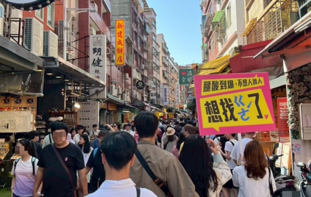 淡水街頭「尋人舉牌」爆紅！尋找消失10年的「ㄍㄜˊ」