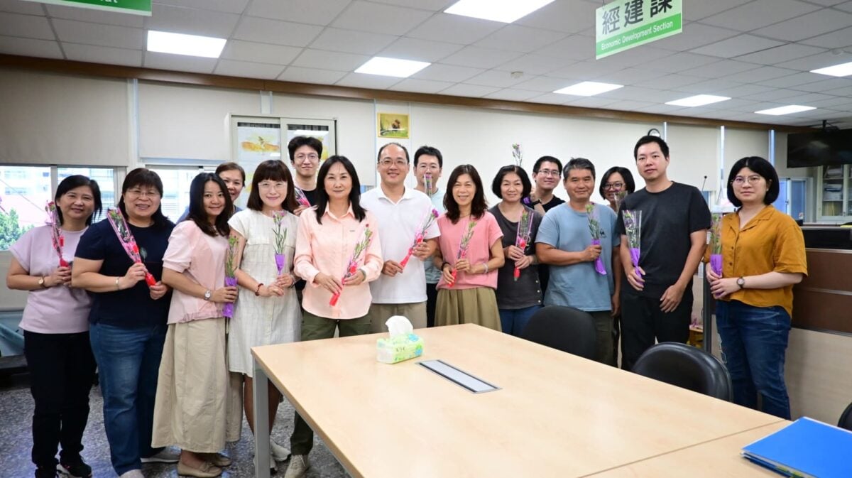 溫馨五月傳愛意　旗山區長致贈康乃馨提前歡慶母親節
