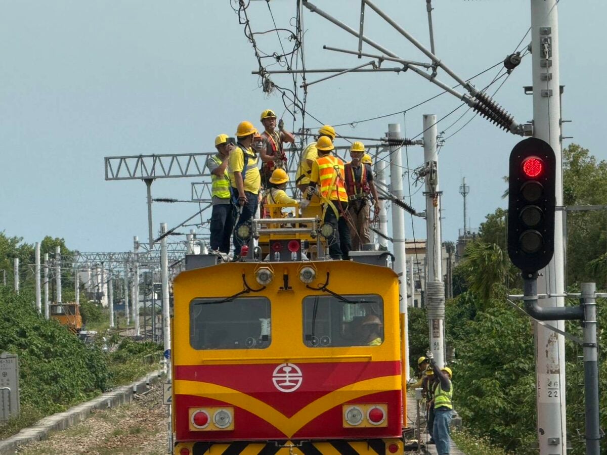 ▲屏東線(潮州=南州間),因電車線故障,受損狀況是電車線主吊線斷落約100公尺。