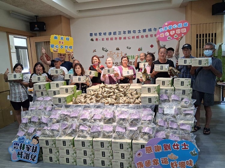劉女士連三年贈雲林家扶端午粽　南、北粽繪本帶阿公阿嬤回憶家鄉味