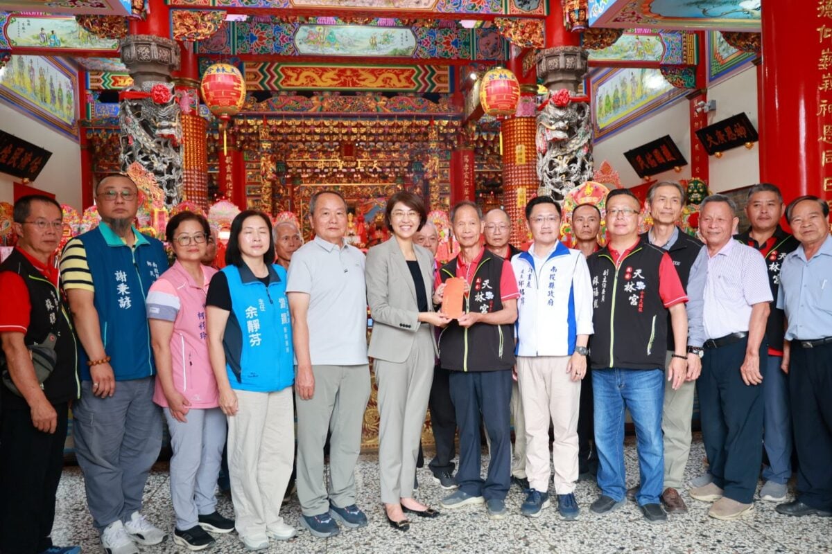 草屯朝清宮媽祖聖誕慶典登場　許縣長參拜祝壽點起馬炮