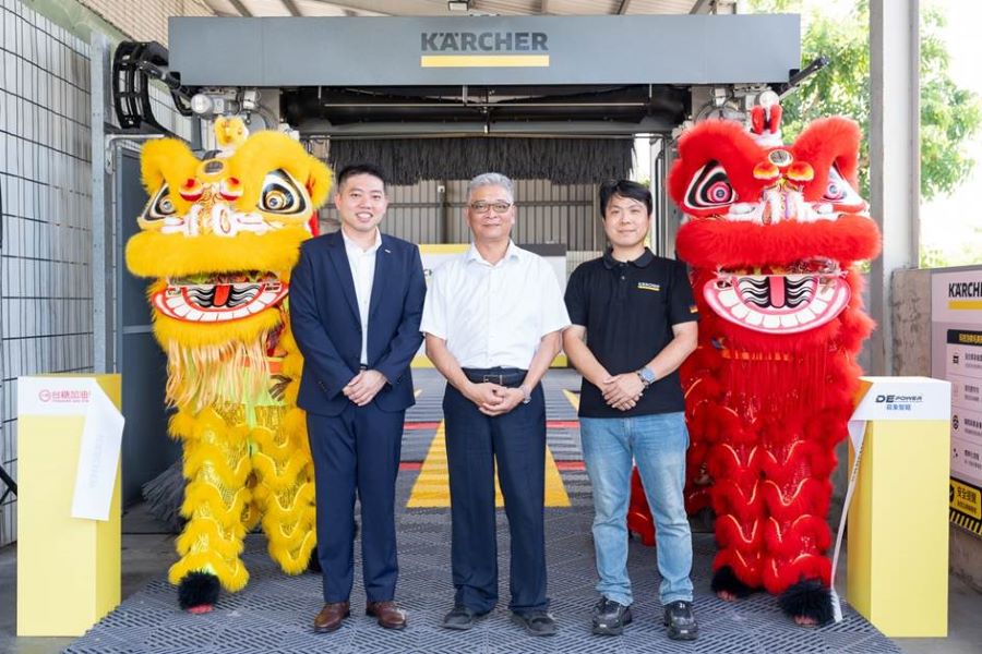 ▲看好高雄仁武區的發展潛力與洗車市場商機，引進「CW 5龍門智慧洗車系統」，打造次世代洗車據點，德國凱馳清潔設備總經理李恒毅(左)、台糖油品事業部執行長林信志(中)、崧象董事長葉展志(右)。