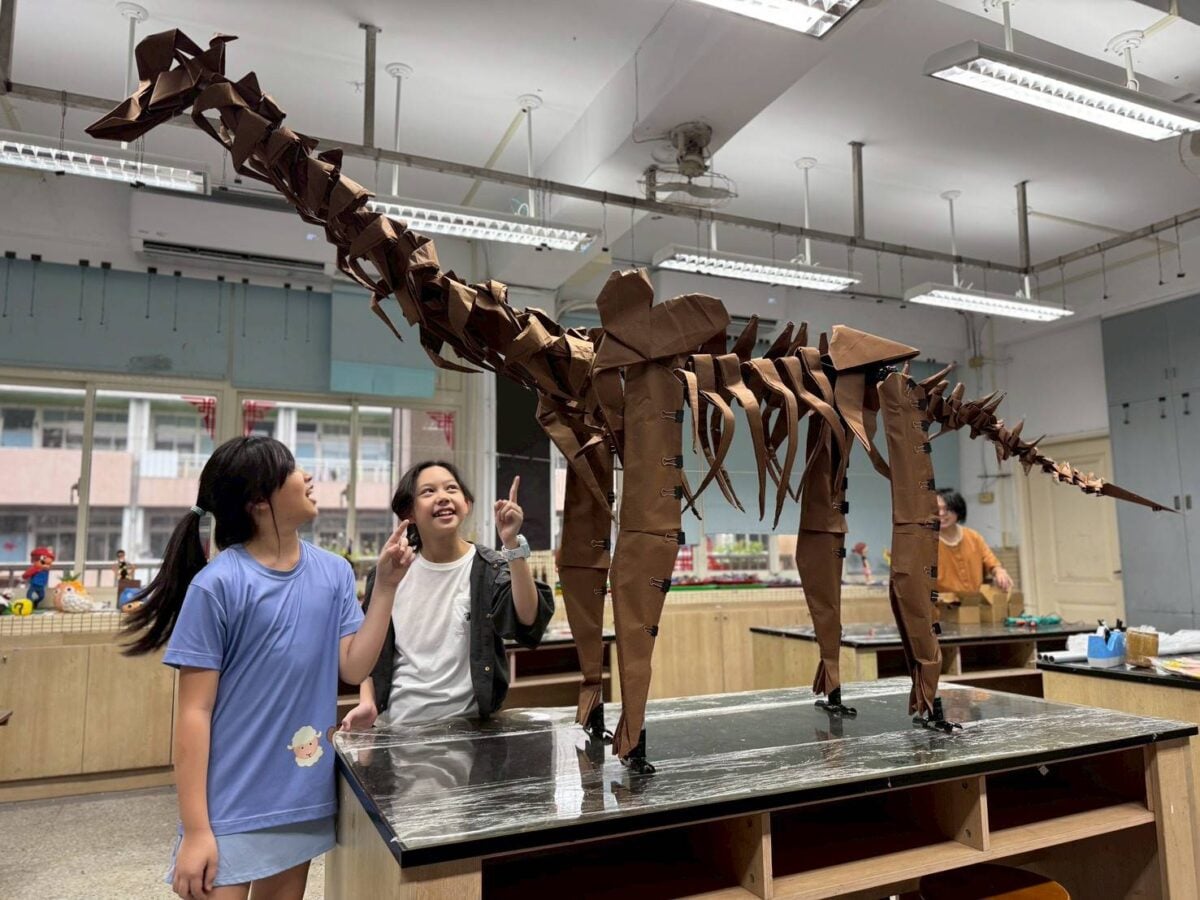 「這真的小學生做的？」天母國小美術班《藝視界》成果展　巨型立體恐龍震撼全場