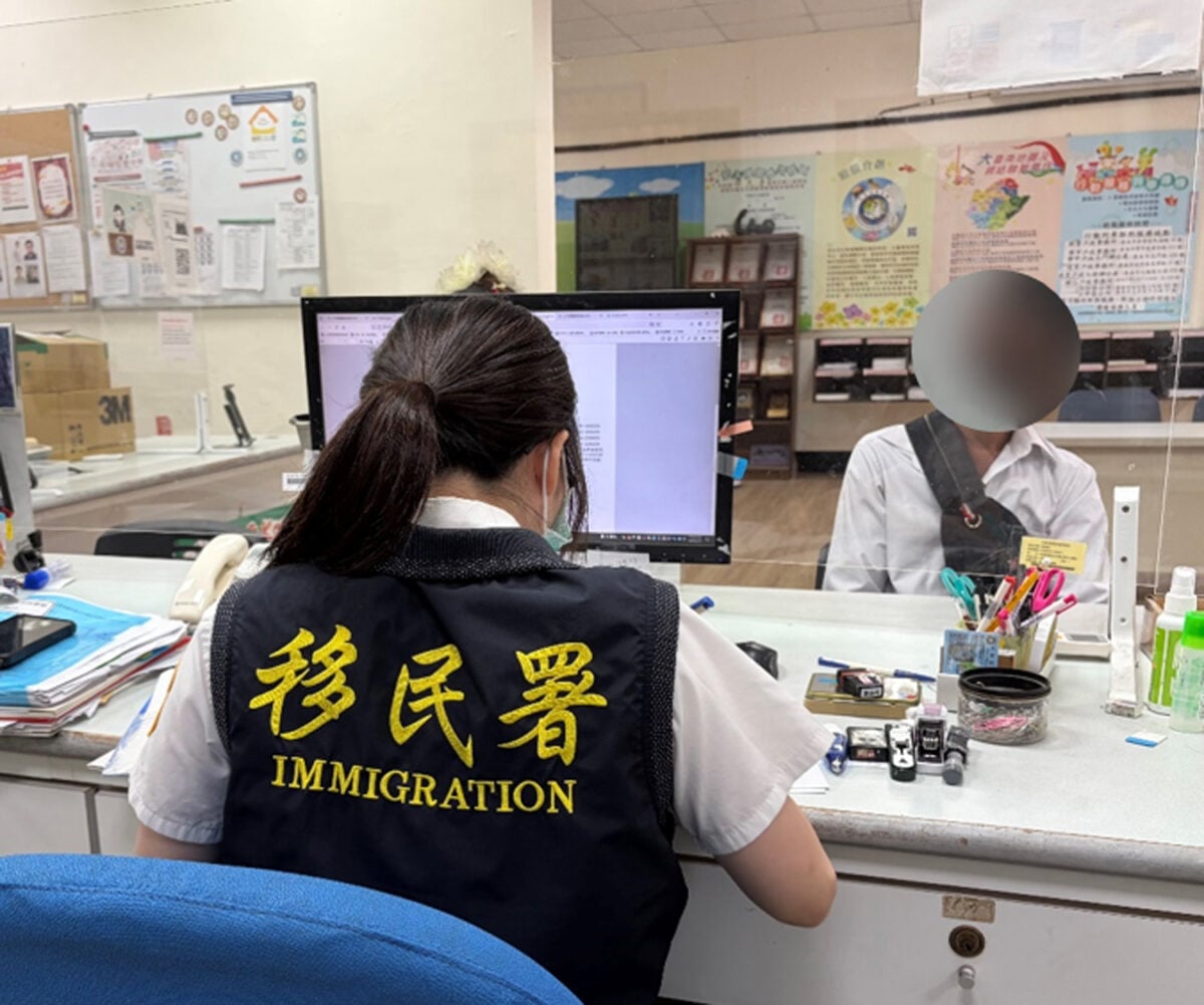詐欺通緝犯難逃「溫柔攻勢」　移民官機警處置守護民眾安全