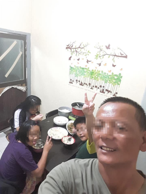▲小芹爸爸親自下廚準備家常菜。用餐時，孩子們開心比出YA手勢。