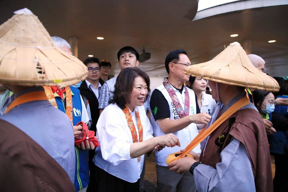 佛光山行腳托缽抵嘉啟程　以慈悲步伐為城市注入安定力量