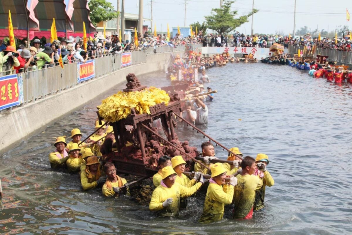 布袋新塭「衝水路、迎客王」熱鬧登場　各地信眾共襄盛舉