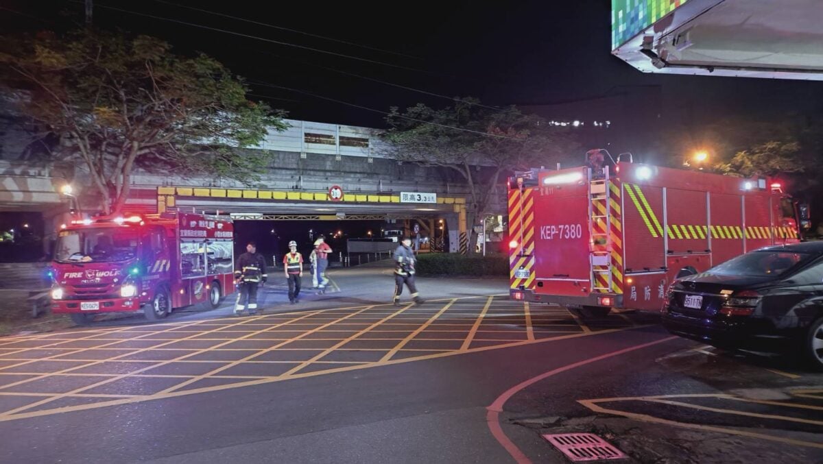 宜蘭高架橋下小火警　遊民點燃垃圾造成煙霧瀰漫