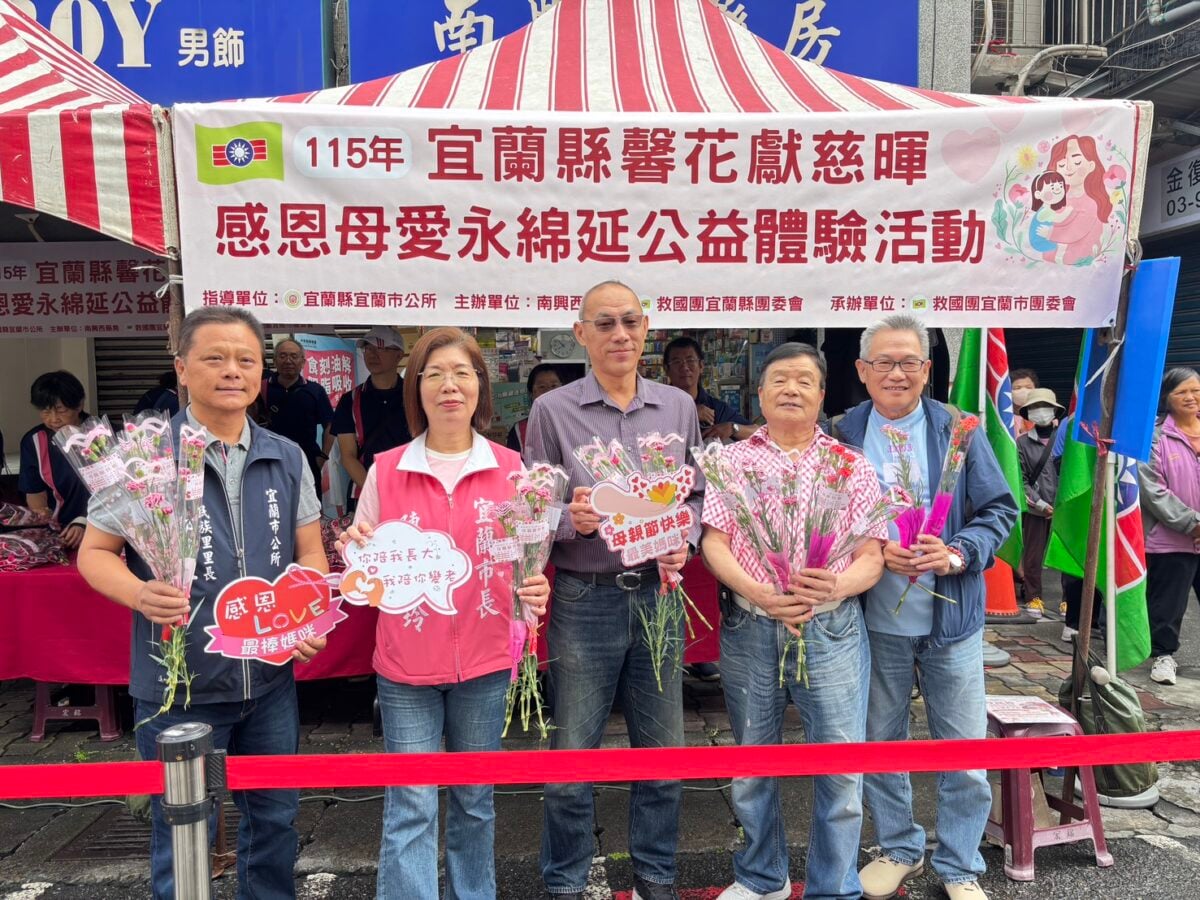 救國團結合南興藥房　市場發放千朵康乃馨感恩母愛