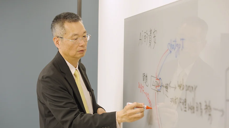 ▲董事長王常帆解說 AI 資安架構，涵蓋 UTM 與 WAF 等核心技術優化。