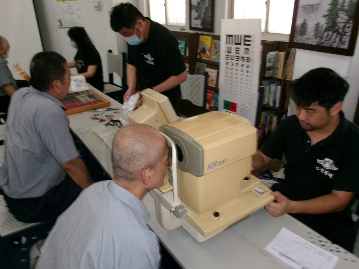 全國首創！臺東縣政府「敬老好視力」飛入高牆　為臺東監獄高齡收容人免費配鏡