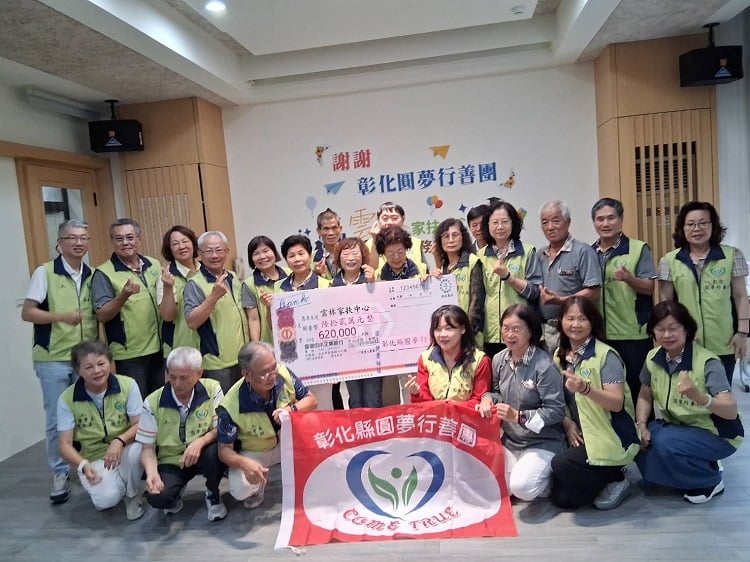 ▲感恩彰化圓夢行善團愛與希望,雲林家扶母女謝謝得以圓夢畢業。(記者劉峻文攝)